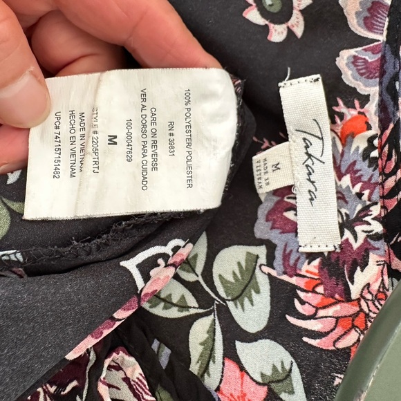 🛍️ black with floral high / low blouse great condition. - Picture 6 of 8